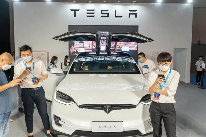 AI predicts TSLA stock price for end of 2024 as Tesla awaits Chinese FSD approval