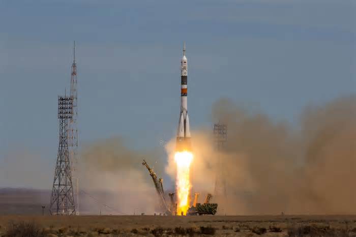 SpaceX’s 2026 Crewed Mars Mission: Engineering the Next Leap with Starship, Starlink, and Self-Sustaining Ambitions