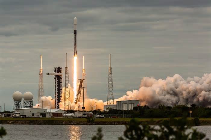 SpaceX's Falcon 9 carries 24 Starlink satellites into orbit from Florida Monday afternoon