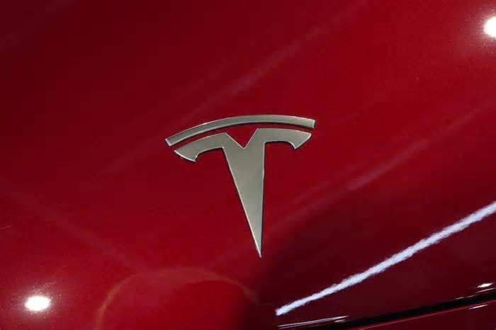 Feds probe Tesla’s self-drive mode