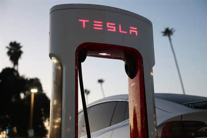 US Regulators Open Probe Into Tesla Vehicles Over Remote Driving Feature