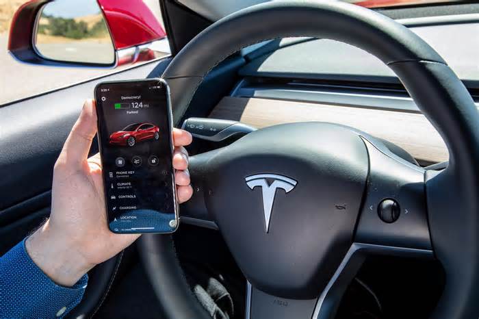 Regulators probe Tesla’s vehicle-summoning technology after crashes