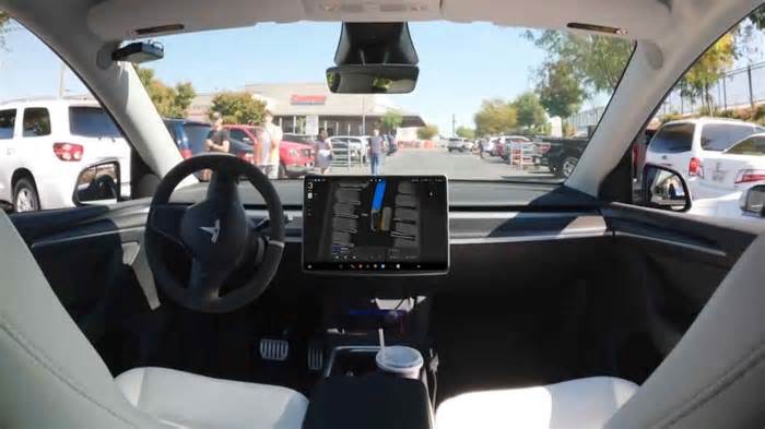 You Can Hear The Comments Of People Pass By A Driverless Tesla Being Smart Summoned In A Costco Parking Lot