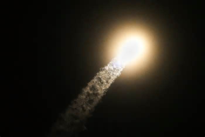 Falcon 9 gets ready to launch Bandwagon-3 from the Kennedy Space Center