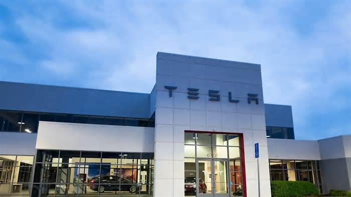Tesla Stock Stays Hot With Retail Bulls Even As Daiwa Slashes 2025, 2026 Profit Targets After Q2 Letdown