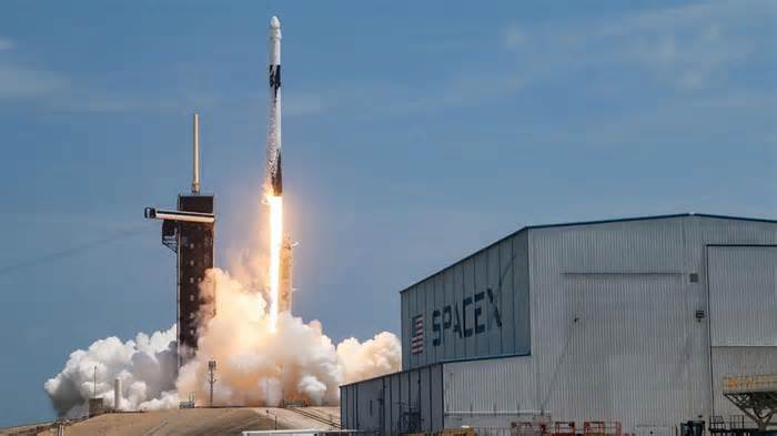 Watch SpaceX launch 3 tons of cargo to ISS today