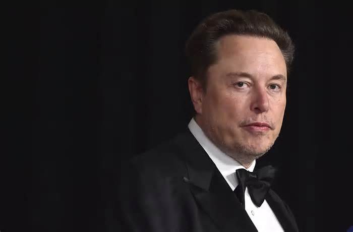 Musk says FCC risked lives in hurricane by rejecting SpaceX Starlink award