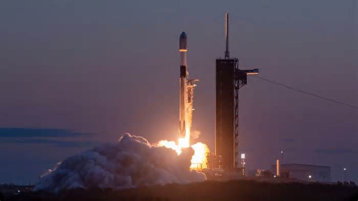 SpaceX launches 20 Eutelsat OneWeb broadband satellites to orbit (video)