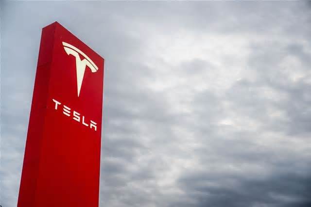 Tesla breaks into China's energy storage market while Chinese firms hit US barriers