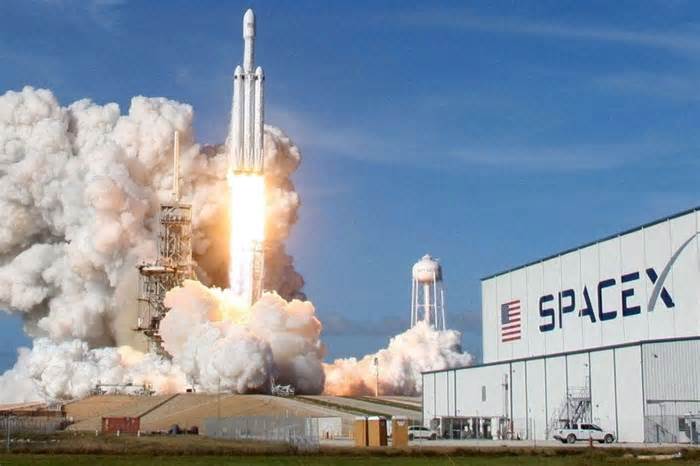 SpaceX launches back-to-back Starlink satellites on missions