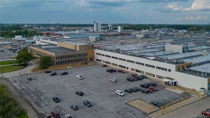 GM hires Aurora co-founder, ex-Tesla exec