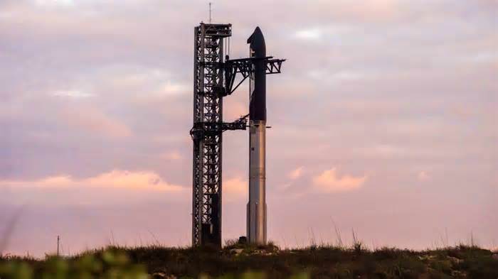 SpaceX Starship Breaks Up Early in Seventh Test Flight