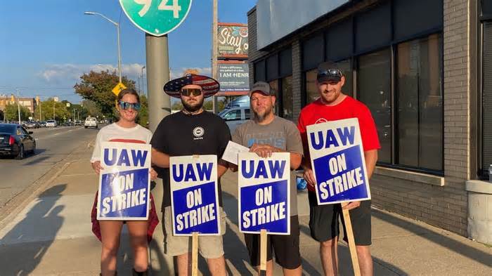 Eaton Aerospace workers vote down third sellout agreement