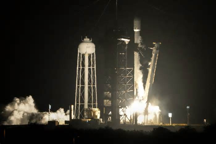 SpaceX Launches Japanese and Texas Lunar Landers to the Moon