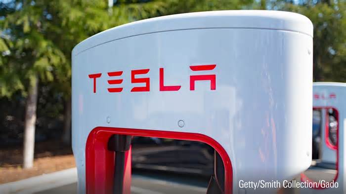 Tesla: Shares fall as US law set to eliminate EV tax credits early