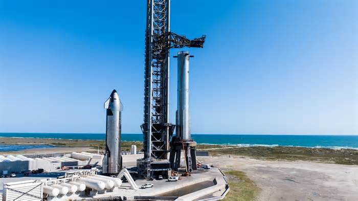 SpaceX rolls Starship Flight 6 Super Heavy rocket to pad ahead of Nov. 19 launch (photos)