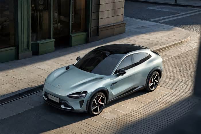 Xiaomi attracts a crowd with Tesla-targeting YU7 Electric SUV