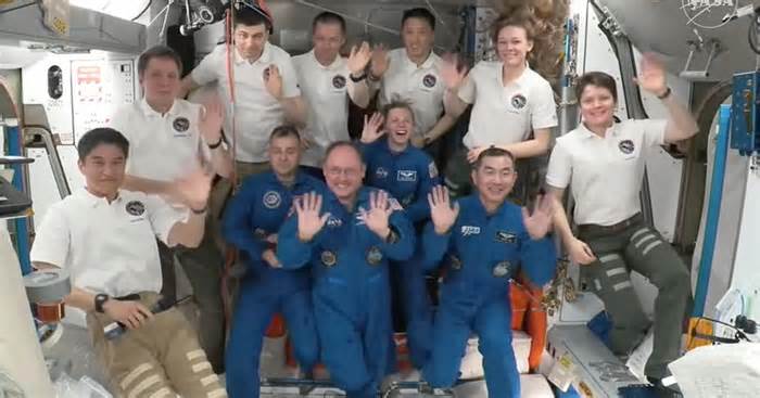 Crew Dragon delivers 4 fresh crew members to International Space Station