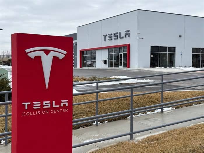 Tesla's Last Dance: Slumping Deliveries And Political Feud (Downgrade)