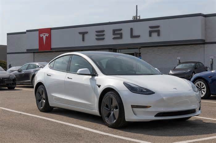 Can Tesla's Core Business Support Valuation As Energy, Robotaxi Revenues Ramp Up?