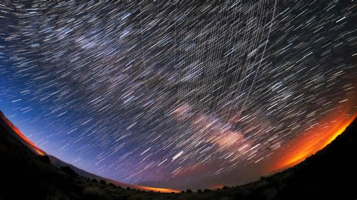 SpaceX Tests Lower Starlink Orbit to Reduce Astronomy Photobombs