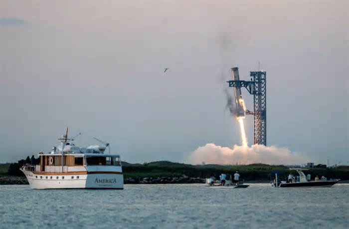 SpaceX catches Starship booster in 'Mechazilla arms' in historic first