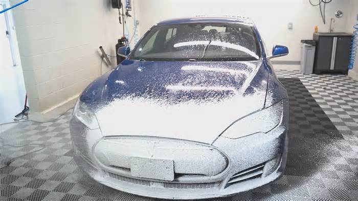 Men Drive 500 Miles To Clean Filthy 2015 Tesla S, Find Annoying Issues Inside the Cabin