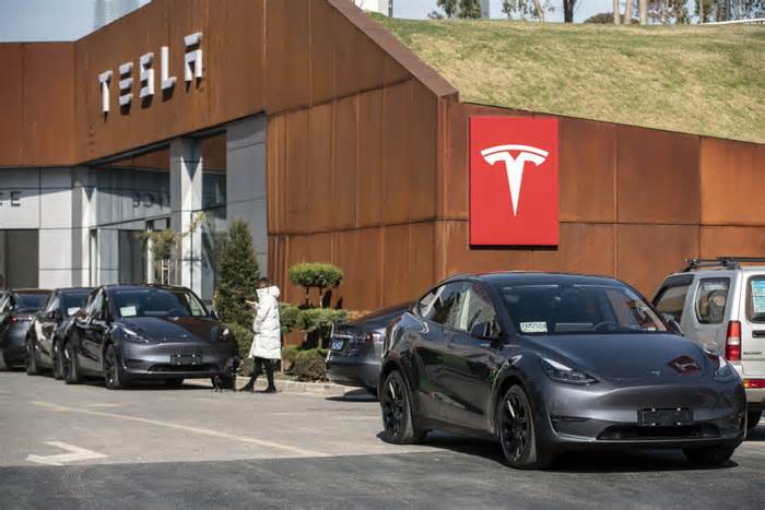First Autonomous Tesla Delivery Sparks Backlash Over Illegal Move