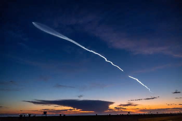 SpaceX Illuminates California Night Sky with Starlink Launch: 20 Satellites Deployed