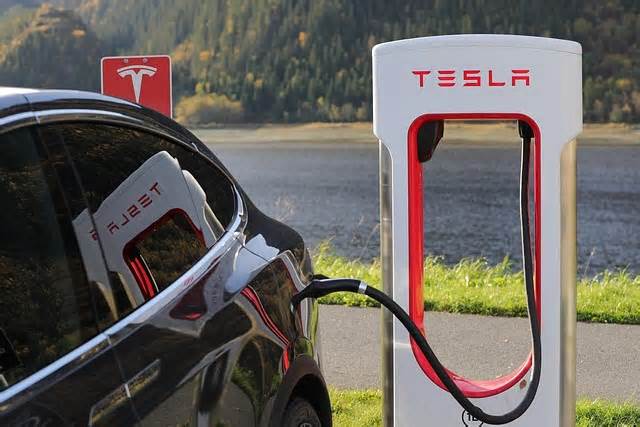 Tesla's 2025 Outlook Faces Challenges Amid Weak Fundamentals