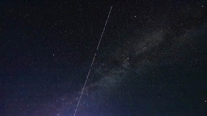 Starlink Satellite Falls Through Earth's Atmosphere, Streaks Across Sky