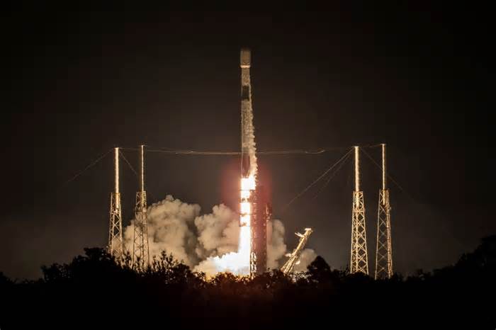 SpaceX knocks out 3 launches from 3 pads in less than 28 hours