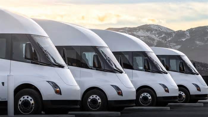 Tesla Semi Truck Customers Are Still Waiting, Sysco Says, “We Put A Deposit On 50 Trucks in 2017, They Placed Us In the Queue”