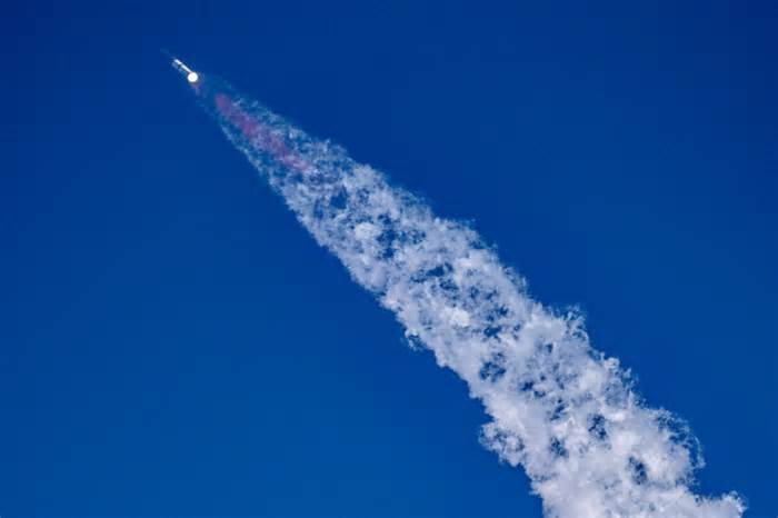 Musk vows to refocus on SpaceX after third mid-flight explosion