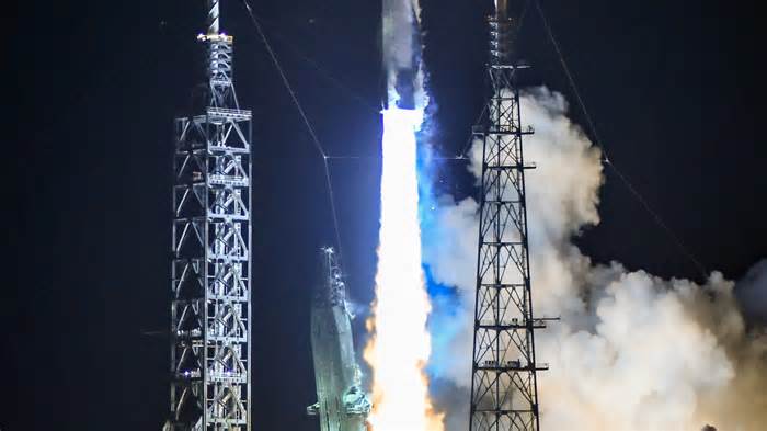 'Never tell me the odds,' Blue Origin set to launch New Glenn this summer, attempt landing