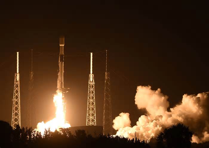 Sonic booms follow Falcon 9 launch carrying supply mission to space station