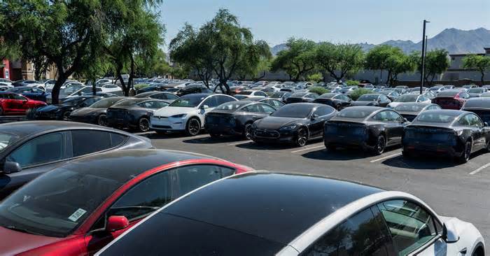 Tesla recalls 239,000 US vehicles over rear-view camera issue