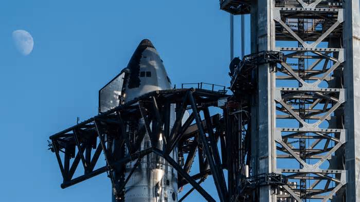 SpaceX's successful Starship flight grabbed by giant mech arms