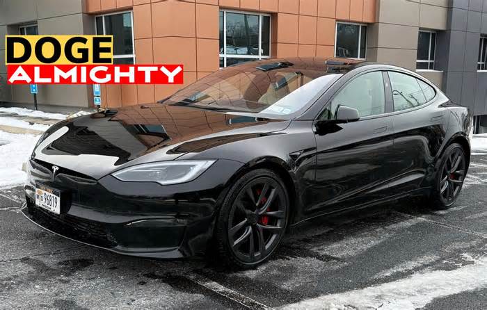 Man Buys New Tesla Model S Plaid for $98,380, Drives 17,600 Miles, Dumps It for $64,500