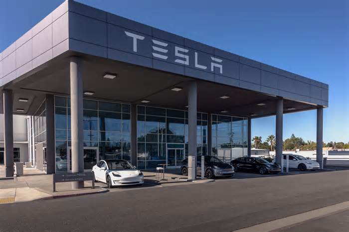 Jury finds Tesla’s Autopilot 33% responsible for fatal crash and orders $243 million payment to victims