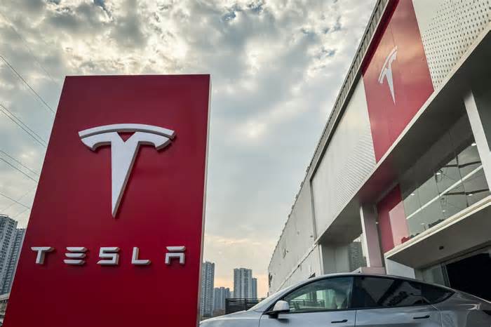 Tesla stock rises after company pledges return to growth after Q4 results disappoint