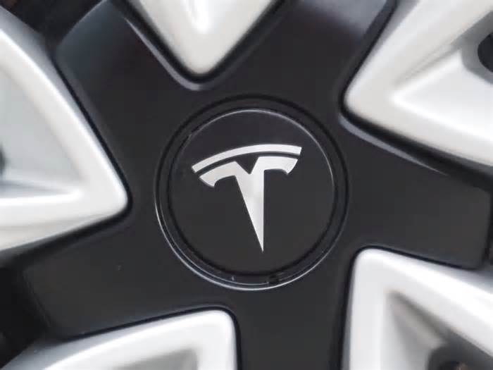 Did Tesla Just Take the Robotaxi Lead?