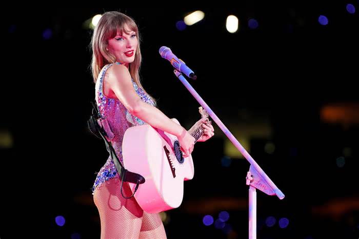 Taylor Swift Security Guard's Gesture to Fans Goes Viral—'He's Such a Gem'