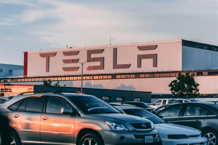 Tesla's $3,000 Cybertruck Tent: Disappointment for Early Buyers