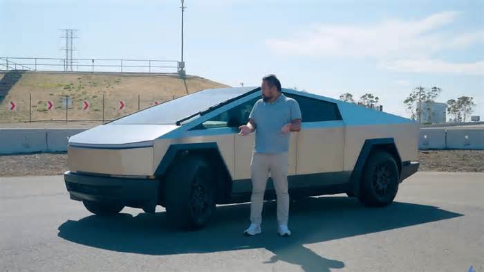 Tesla Cybertruck Gets Bricked & Locks Out Owner in the Middle of the Highway, Tesla Fans Say “He Should Have Left a Door Open”