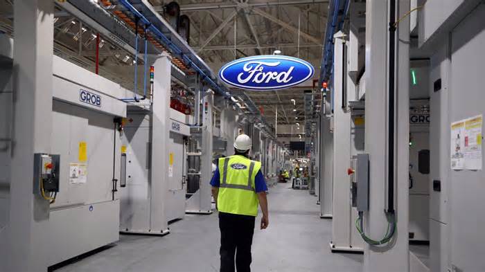 Ford's Shares Dragged Down by Stellantis Warning