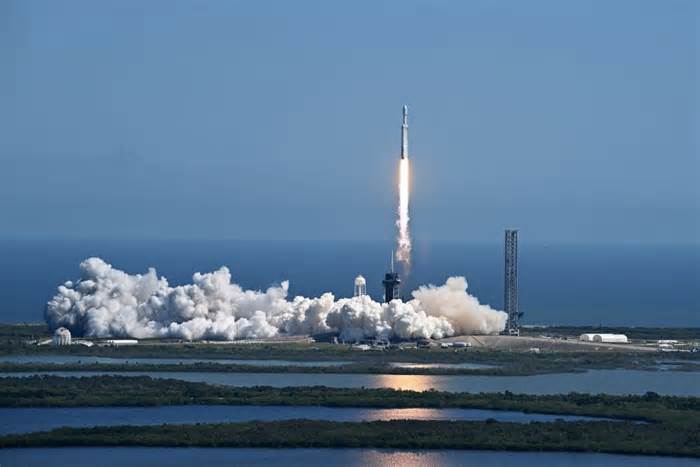 SpaceX sends 22 Starlink satellites into orbit in record-setting launch