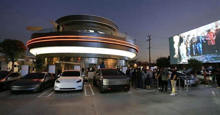 Searching for Humanity’s Last Hope—and a Taste of the Future—at the Tesla Diner