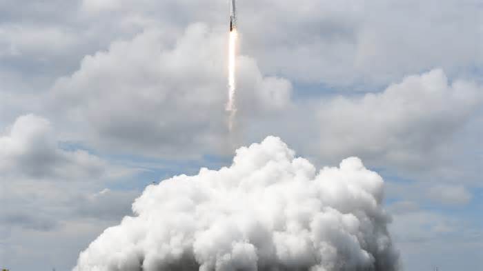 Will SpaceX launch the day after Friday's ULA's Vulcan liftoff? SpaceX halts liftoffs for now