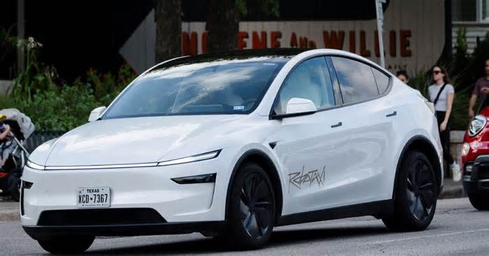 Tesla Sales Fall as Elon Musk Focuses on Self-Driving Cars